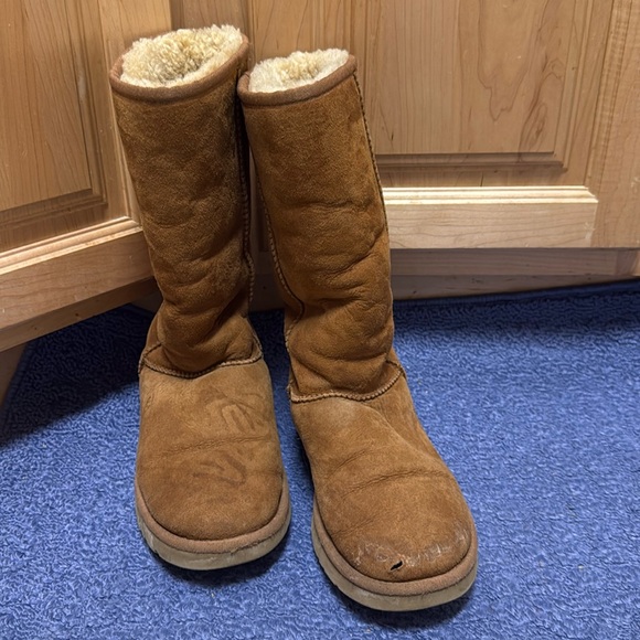 Classic Tall Chestnut Uggs - Size 7 very used hole in left boot winter Sherpa - Picture 1 of 16